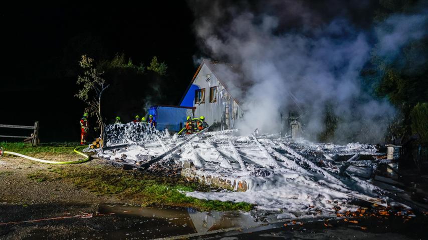 War es Brandstiftung? Zwei Verletzte nach Scheunenbrand in Franken War es Brandstiftung? Zwei Verletzte nach Scheunenbrand in Franken