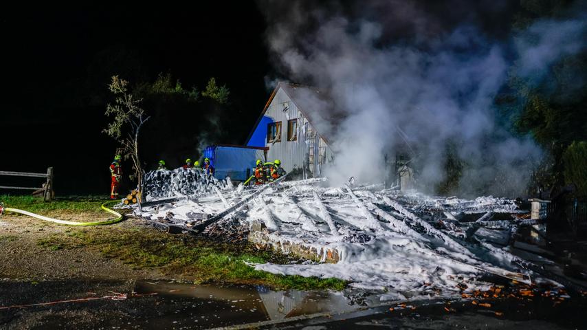 Grund war ein gemeldeter Dachstuhlbrand. Beim Eintreffen der ersten Feuerwehrleute stand eine Maschinenhalle in Vollbrand.