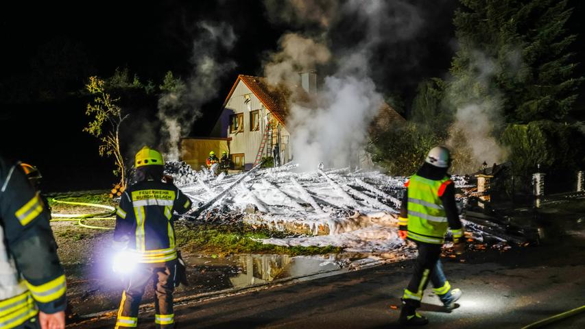 Großeinsatz in Mittelfranken: Maschinenhalle stand in Vollbrand - Zwei Verletzte
