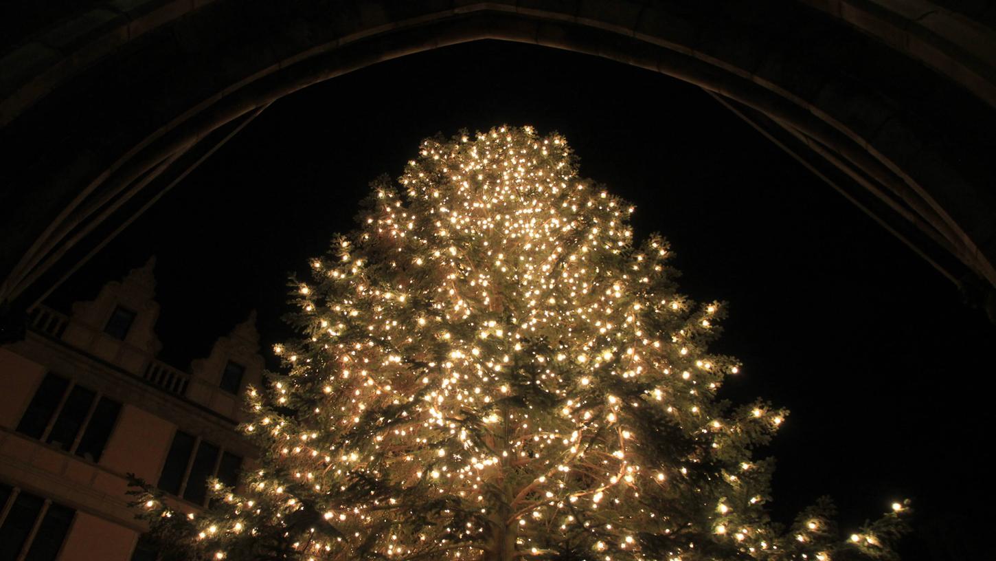 Einen beleuchteten Weihnachtsbaum wird die Gemeinde Peiting ihren Bewohnern dieses Jahr nicht präsentieren. (Symbolbild)
