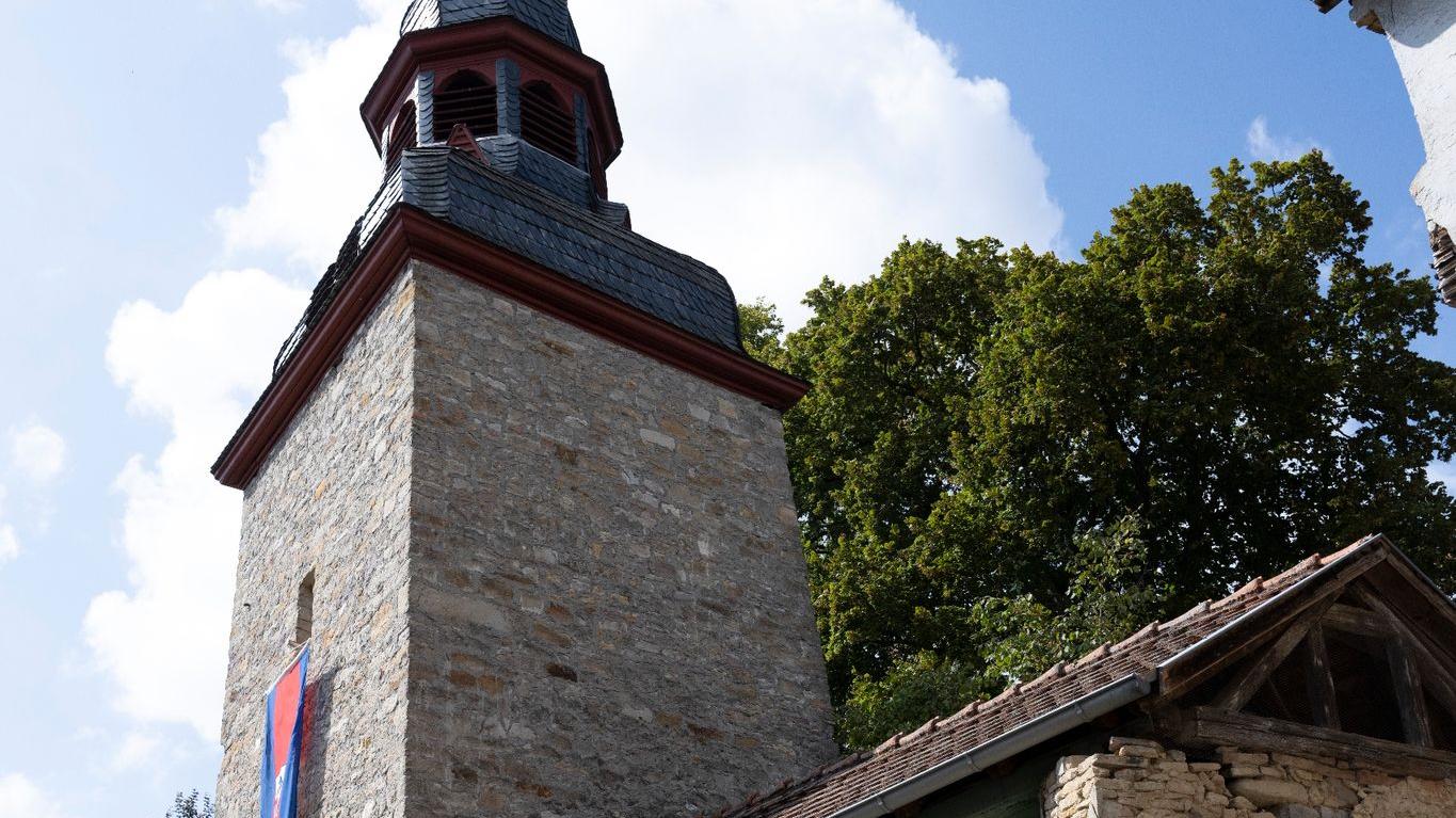 Durch die Neigung von 5,4277 Grad gilt der ehemalige Wehrturm von Gau-Weinheim nach Einschätzung des Rekord-Instituts für Deutschland (RID) als "schiefster Turm der Welt". Durch die Neigung von 5,4277 Grad gilt der ehemalige Wehrturm von Gau-Weinheim nach Einschätzung des Rekord-Instituts für Deutschland (RID) als "schiefster Turm der Welt".