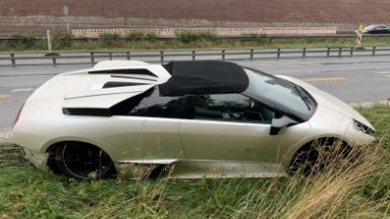 Unbekannter demoliert weißes Lamborghini-Cabrio und flüchtet zu Fuß von fränkischer Autobahn