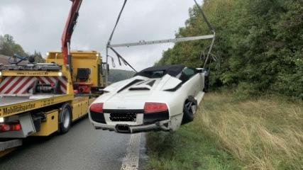 Der Wagen schleuderte auf die Gegenfahrbahn und musste abgeschleppt werden.