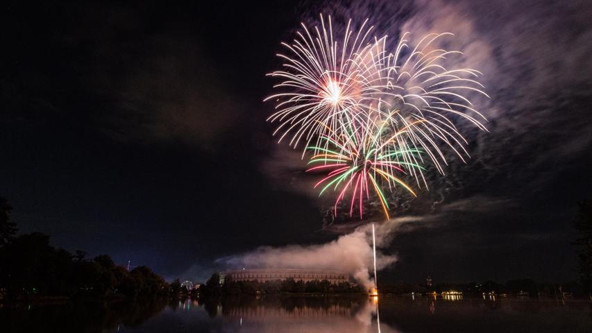 Der Rauch hat sich mittlerweile verzogen: Am Sonntag endete das Nürnberger Herbstvolksfest 2022 mit einem Feuerwerk.
