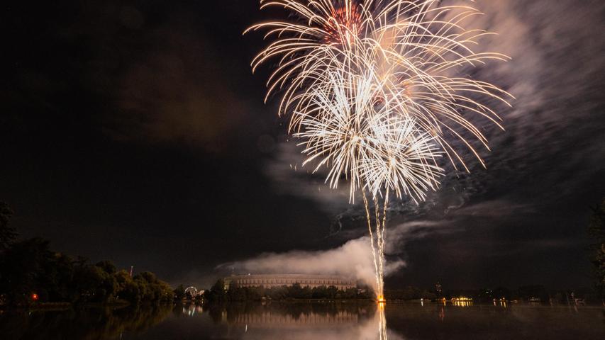 Bye, bye, Festbetrieb: Mit einem großen Feuerwerk endete am Sonntag das Nürnberger Herbstvolksfest 2022.