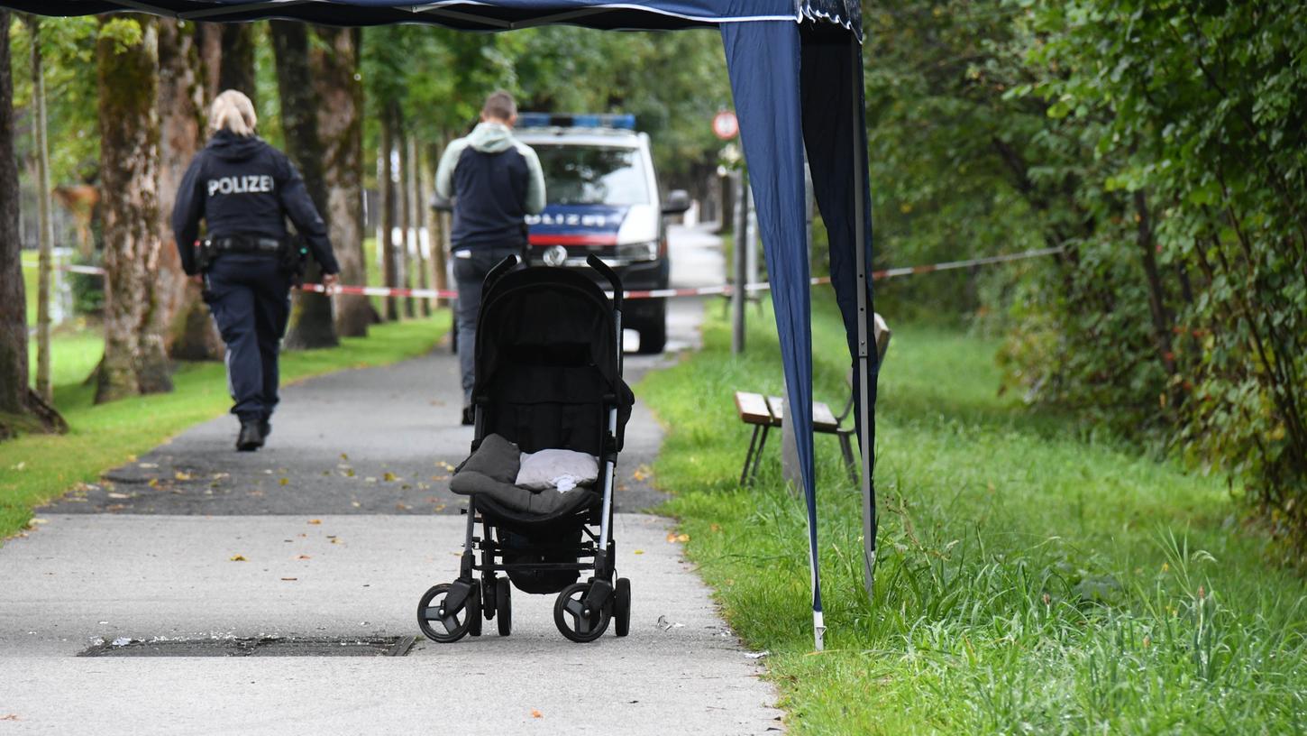 Österreich, St. Johann In Tirol: Polizisten sind am Unglücksort im Einsatz. Nach einem Raubüberfall auf seinen Vater ist ein Sechsjähriger in der Tiroler Ache in Österreich ums Leben gekommen