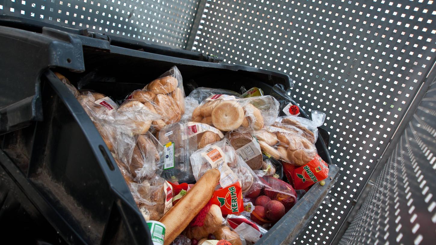 Nach dem Ablauf des Mindesthaltbarkeitsdatums landen Lebensmittel von Discountern und Supermärkten meist im Müll. 