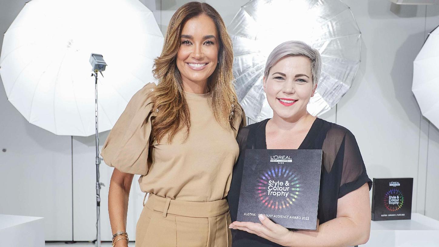 Große Freude über den Publikumspreis: Model Jana Ina Zarella und Friseurmeisterin Verena Moshammer aus Heidenheim.
Große Freude über den Publikumspreis: Model Jana Ina Zarella und Friseurmeisterin Verena Moshammer aus Heidenheim.