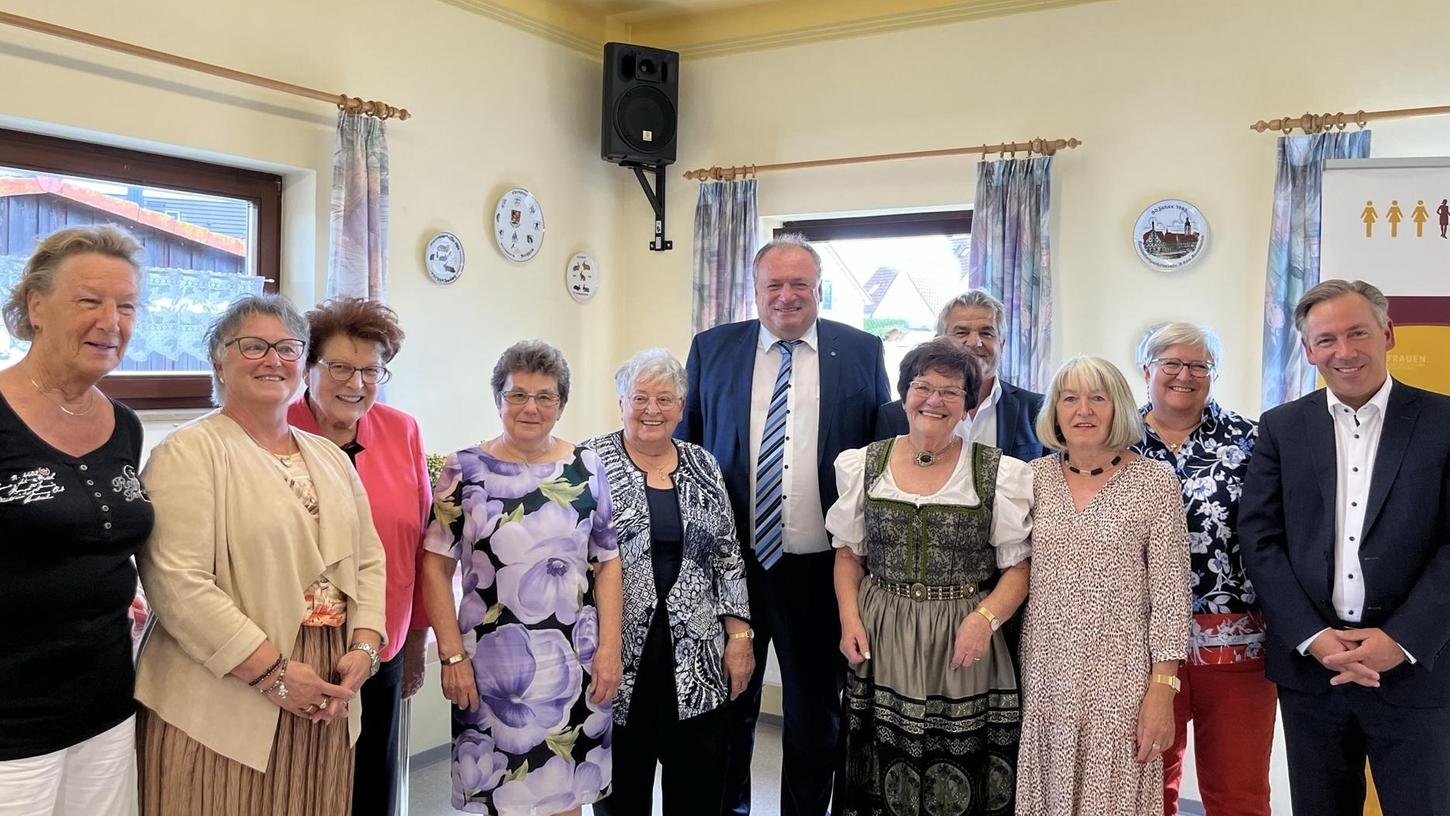Die Frauenunion Hemhofen feierte 40. Jubiläum und ehrte zahlreiche langjährige Mitglieder.
Die Frauenunion Hemhofen feierte 40. Jubiläum und ehrte zahlreiche langjährige Mitglieder.