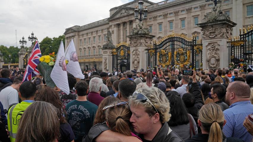 09.09.2022, Großbritannien, London: Trauernde versammeln sich vor dem Buckingham Palace.
