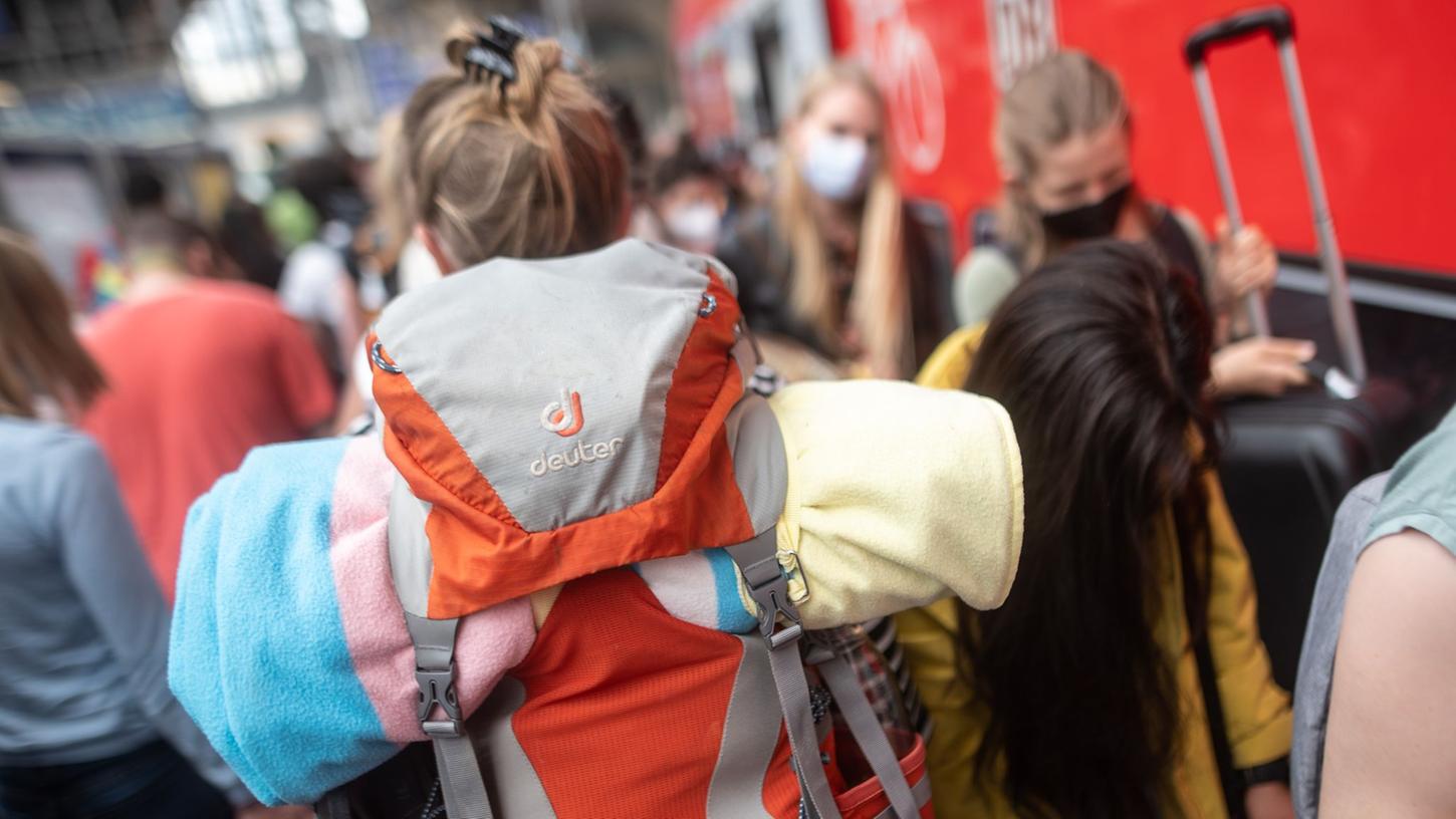 Junge Menschen aus Europa können jetzt an einem Quiz teilnehmen, um ein Gratis-Zugticket quer durch den Kontinent zu gewinnen. Junge Menschen aus Europa können jetzt an einem Quiz teilnehmen, um ein Gratis-Zugticket quer durch den Kontinent zu gewinnen.