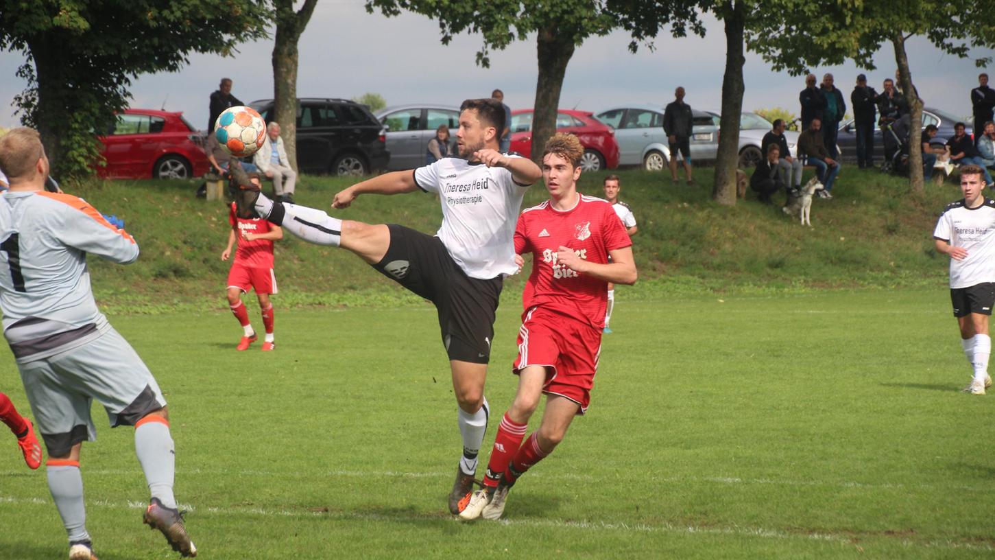 Die SG Pfofeld/Theilenhofen (in weiß) kann sich auf ihren Torjäger Philipp Unöder verlassen. Zum 5:1-Sieg über den SV Cronheim steuerte der Ex-Dittenheimer vier Treffer bei.
Die SG Pfofeld/Theilenhofen (in weiß) kann sich auf ihren Torjäger Philipp Unöder verlassen. Zum 5:1-Sieg über den SV Cronheim steuerte der Ex-Dittenheimer vier Treffer bei.