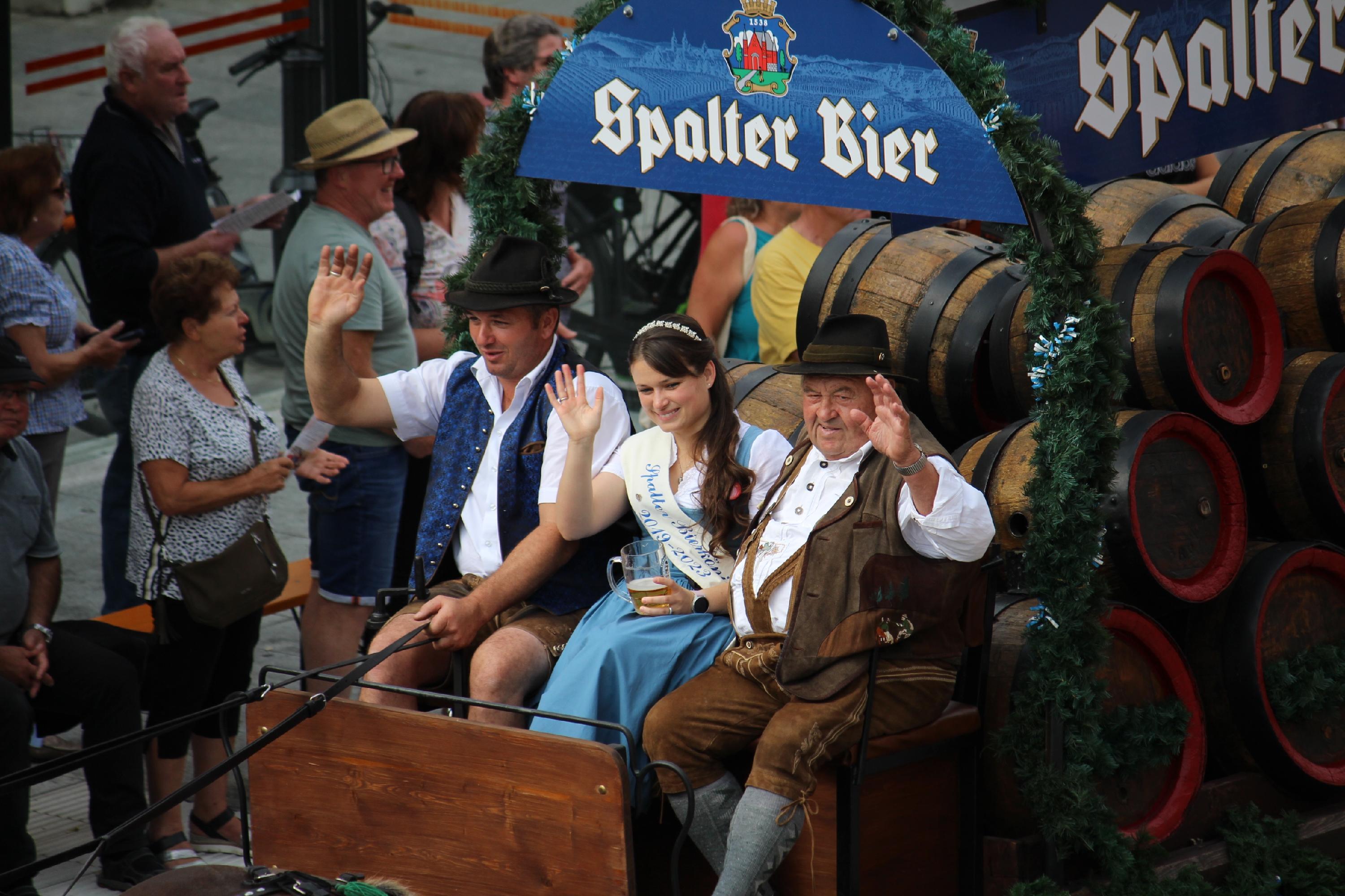 Pferdekutsche mit Spalter Bierkönigin Johanna Merkenschlager
