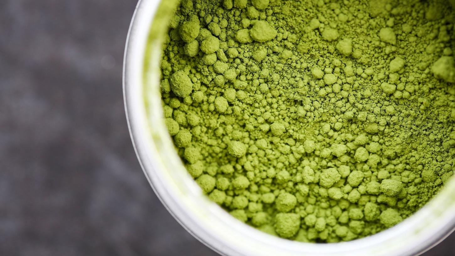 Matcha wird oft als "Superfood" bezeichnet. Doch das Grüntee-Pulver kann Aluminium enthalten. Zu viel davon sollte man deshalb besser nicht ins Glas rühren. Matcha wird oft als "Superfood" bezeichnet. Doch das Grüntee-Pulver kann Aluminium enthalten. Zu viel davon sollte man deshalb besser nicht ins Glas rühren.