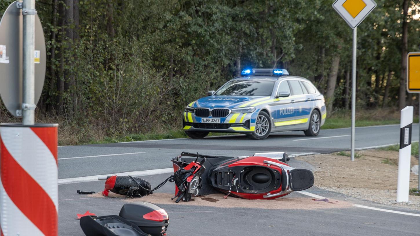 Am Montagnachmittag kam es in Erlangen-Höchstadt zwischen Buch und Klebheim zu einem schweren Verkehrsunfall. Ein Rollerfahrer verlor dabei sein Leben.