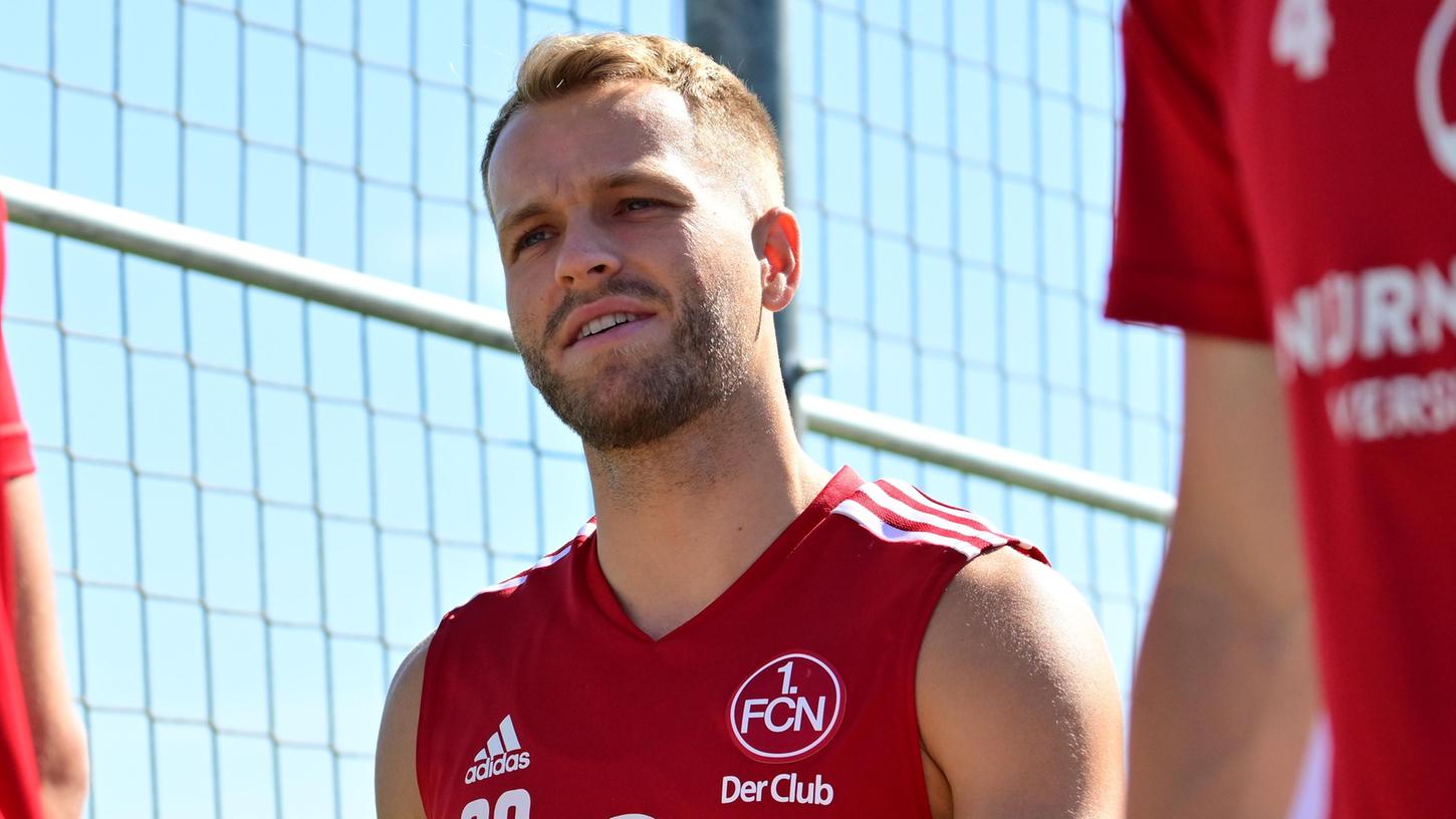 Da strahlt einer: Pascal Köpke ist wieder im Kreis der Kollegen.