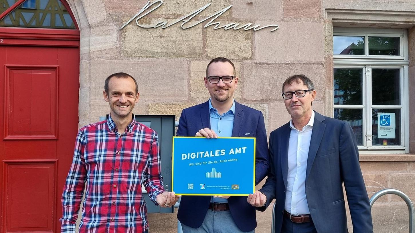 Von links: Jan Müller-Kaderschafka (Sachgebiet IT), Oberbürgermeister Peter Reiß und Thomas Lerzer (Sachgebietsleiter IT).
Von links: Jan Müller-Kaderschafka (Sachgebiet IT), Oberbürgermeister Peter Reiß und Thomas Lerzer (Sachgebietsleiter IT).