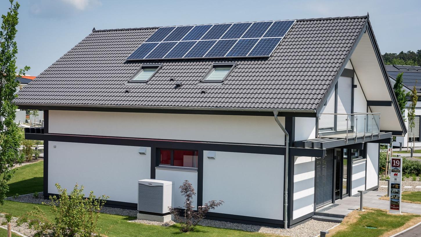 Solaranlagen zum Heizen eines Gebäudes werden fast immer mit anderen Heizungen kombiniert. Solaranlagen zum Heizen eines Gebäudes werden fast immer mit anderen Heizungen kombiniert.