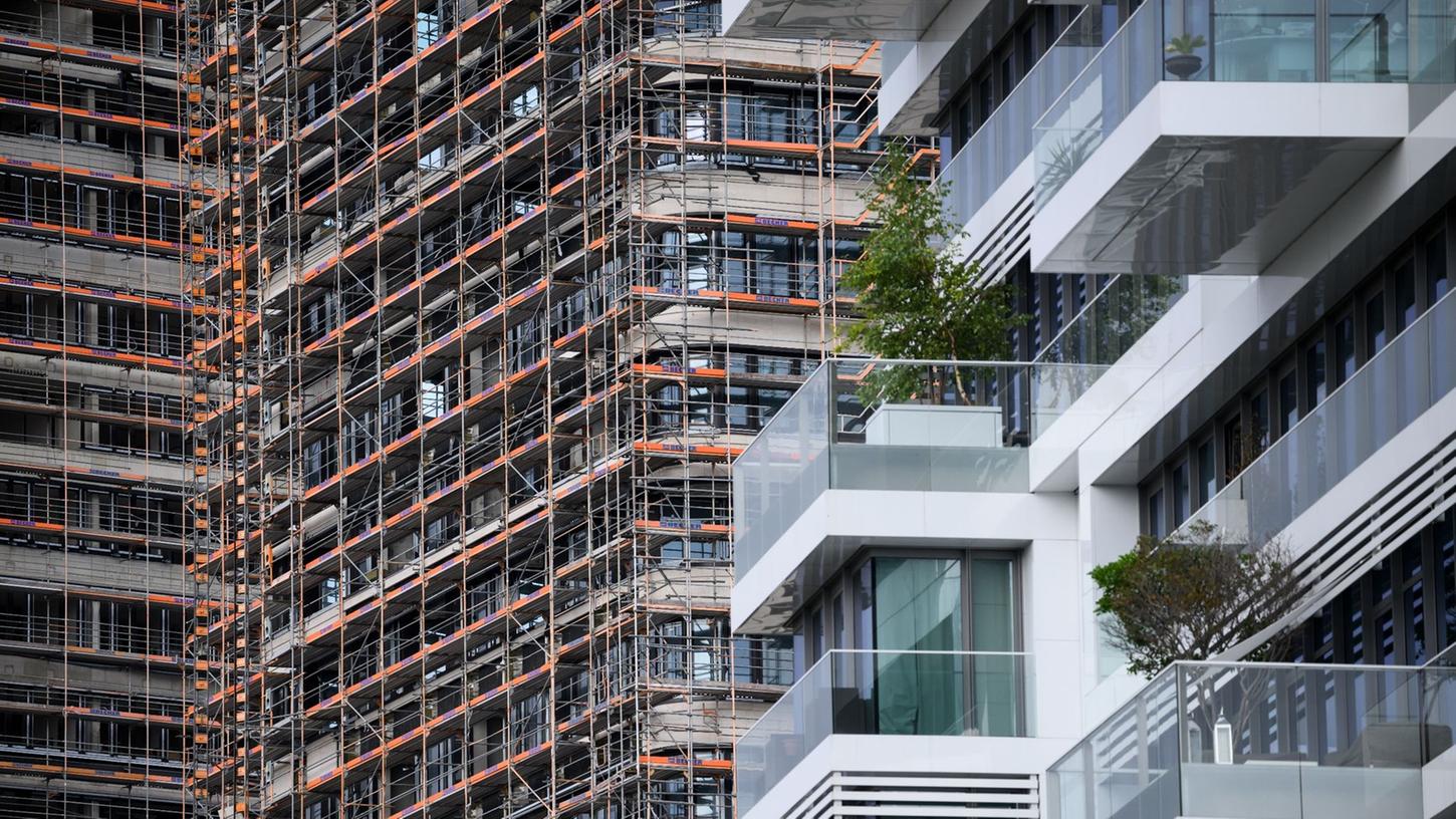 Steigende Zinsen, steigende Immobilienpreise, steigende Inflation: Bauen oder kaufen wird in Deutschland immer mehr zum Luxus. Steigende Zinsen, steigende Immobilienpreise, steigende Inflation: Bauen oder kaufen wird in Deutschland immer mehr zum Luxus.