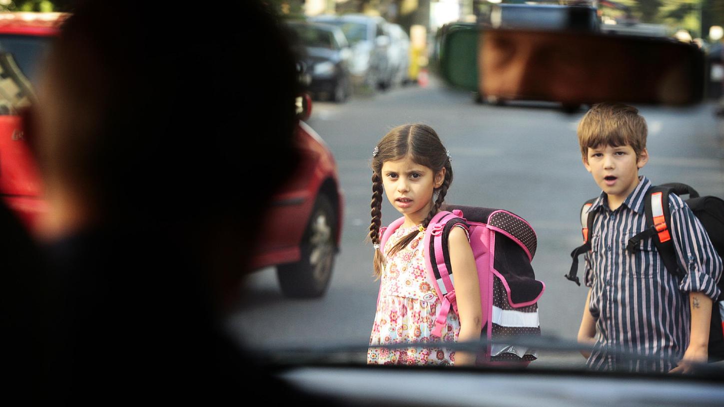 Plötzlich ein Kind vor dem Auto: Eine Horrorvorstellung für alle Autofahrer - und ein besonders brisantes Thema in den ersten neuen Schulwochen. Vorsicht und Rücksicht auf die Jüngsten sind das A und O, aber auch bauliche Veränderungen können die Schulwegsicherheit erhöhen. Wir möchten wissen, wo das der Fall sein könnte.
Plötzlich ein Kind vor dem Auto: Eine Horrorvorstellung für alle Autofahrer - und ein besonders brisantes Thema in den ersten neuen Schulwochen. Vorsicht und Rücksicht auf die Jüngsten sind das A und O, aber auch bauliche Veränderungen können die Schulwegsicherheit erhöhen. Wir möchten wissen, wo das der Fall sein könnte.