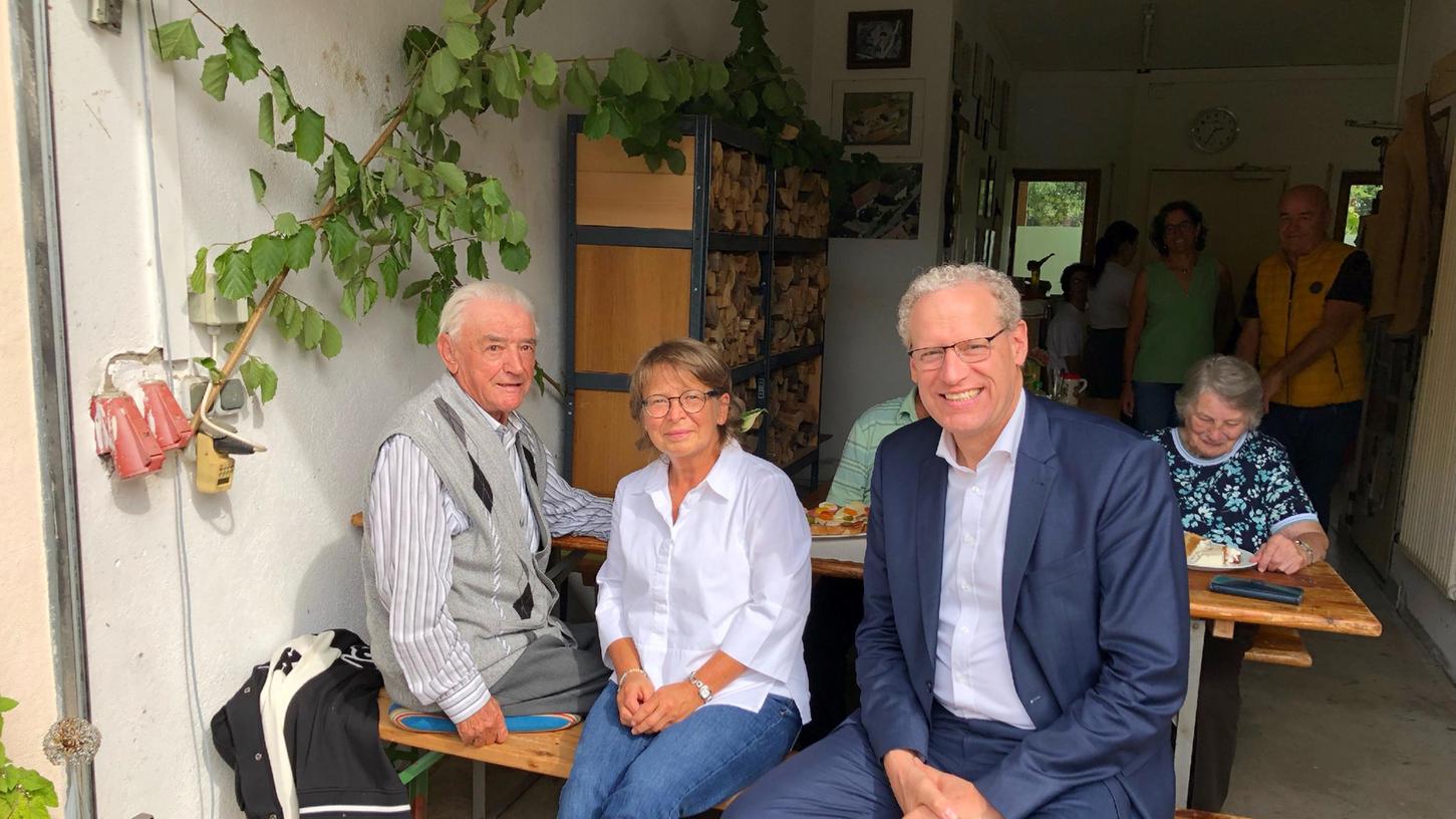 Konrad Förtner (l.) mit Pfarrerin Karola Schürrle und Bürgermeister German Hacker.