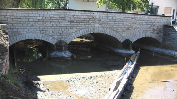 Engstelle für die Rohrach: An der Brücke in Ursheim staut sich viel an
