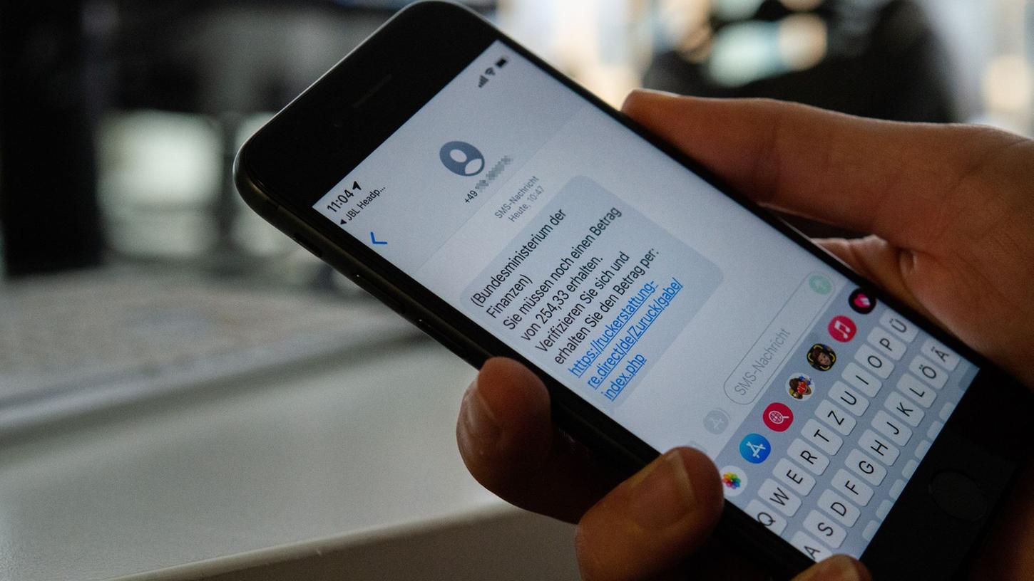 Was? Ein deutsches Ministerium will Geld schicken und schreibt SMS? Dieses Ausmaß an Digitalisierung sollte jeden Empfänger sofort "Betrug" schreien lassen.
