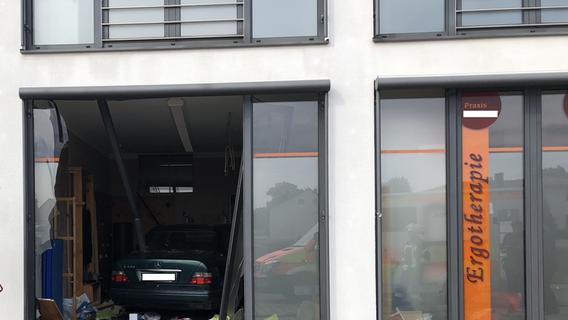 Frau fährt nahe Regensburg mit Auto in Praxis - Drei Verletzte