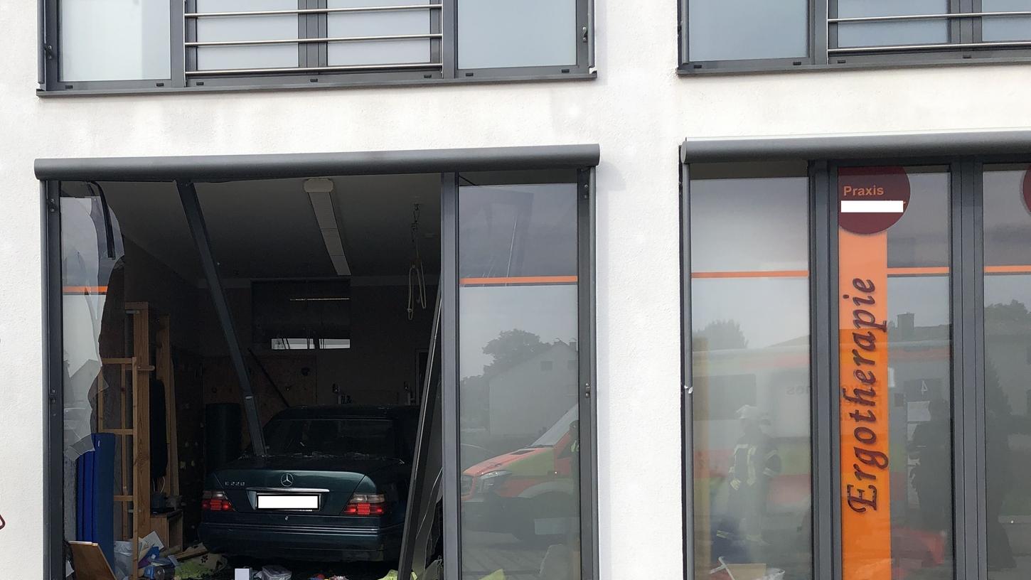 Eine 82-Jähige ist mit ihrem Mercedes am Dienstagvormittag in eine Neutraublinger Praxis gefahren. Eine 82-Jähige ist mit ihrem Mercedes am Dienstagvormittag in eine Neutraublinger Praxis gefahren.