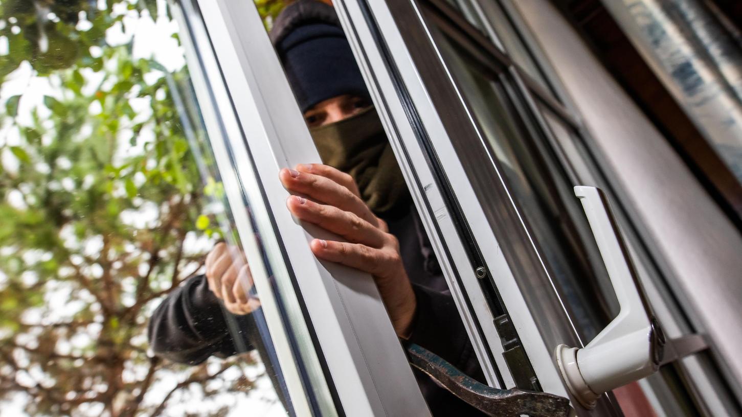 Über ein aufgehebeltes Fenster gelangten die unbekannten Täter in die Kita (Symbolbild).
Über ein aufgehebeltes Fenster gelangten die unbekannten Täter in die Kita (Symbolbild).