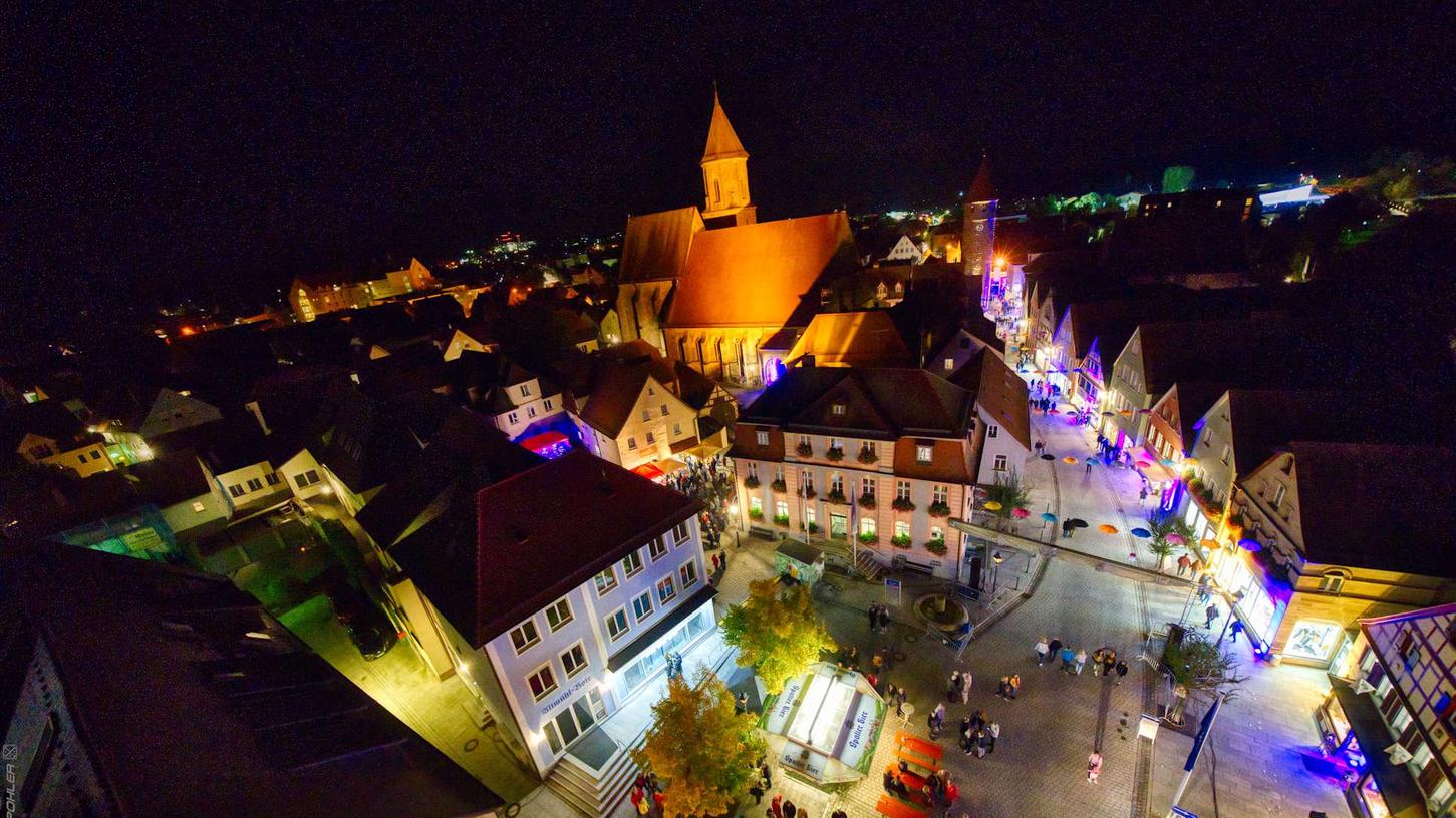 Eine City in Gelb und Blau: Beim Kulturherbst wird Gunzenhausen in den Stadtfarben illuminiert.
