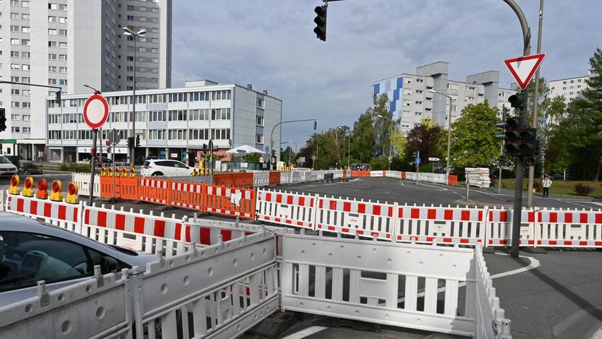 Die Arbeiten umfassen die Kreuzung Paul-Gossen-Straße, östlich bis zur Autobahnunterführung der A73 und westlich bis zur Hertleinstraße. 