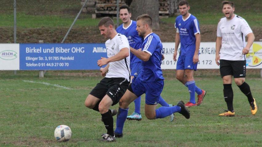 Die SG Ramsberg St. Veit (in Blau) musste durch das 0:2 gegen den Tabellenführer TSV Heideck die erste Heimniederlage der laufenden Kreisliga-Saison hinnehmen.