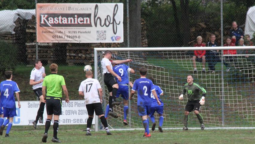 Die SG Ramsberg St. Veit (in Blau) musste durch das 0:2 gegen den Tabellenführer TSV Heideck die erste Heimniederlage der laufenden Kreisliga-Saison hinnehmen.