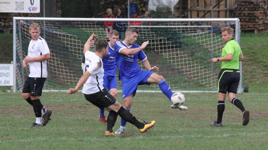 Die SG Ramsberg St. Veit (rechts Michael Huf) musste durch das 0:2 gegen den Tabellenführer TSV Heideck die erste Heimniederlage der laufenden Kreisliga-Saison hinnehmen.