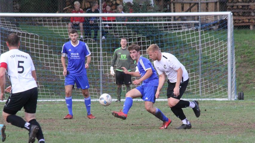 Die SG Ramsberg St. Veit (am Ball Jonas Treiber) musste durch das 0:2 gegen den Tabellenführer TSV Heideck die erste Heimniederlage der laufenden Kreisliga-Saison hinnehmen.