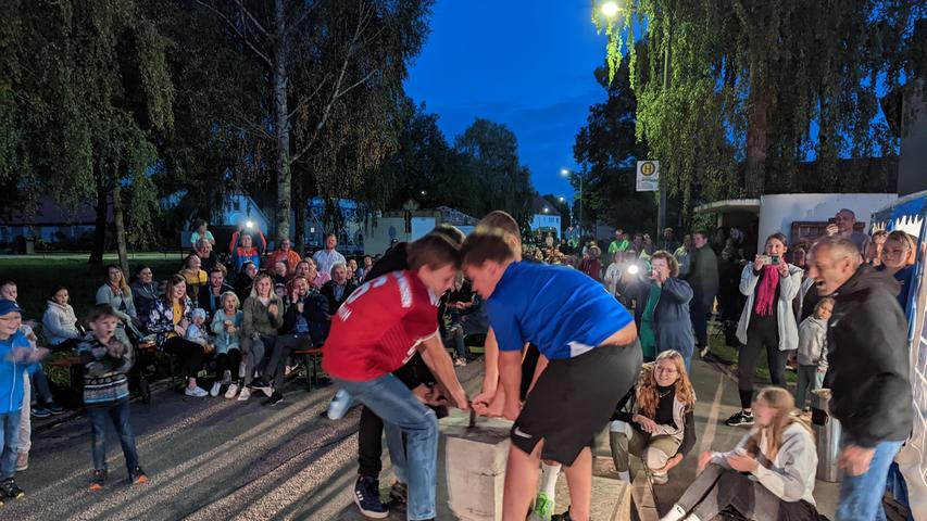 Auch auf der Holzinger Kirchweih gab's ein Steinheben Auch auf der Holzinger Kirchweih gab's ein Steinheben