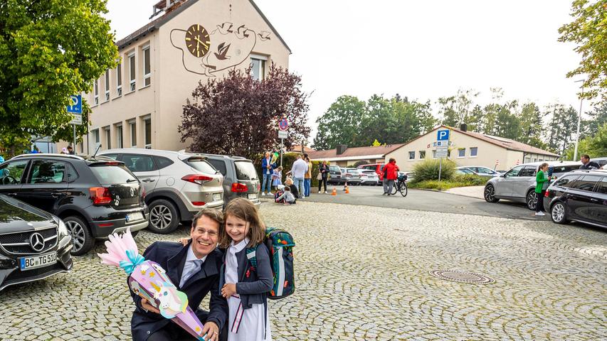 Noch schnell für ein Foto mit Papa posiert, ehe die große Erstklässler-Begrüßung in der Aula der Carl-Platz-Schule losgeht.
