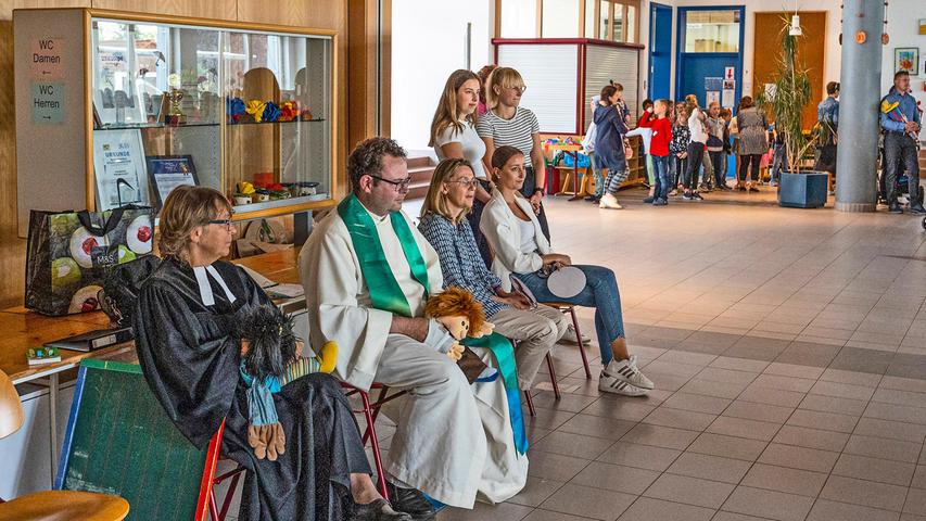 Die evangelische Pfarrerin Carola Schürrle und der katholische Kaplan Christian Wohlfahrt warten auf ihren Einsatz als Puppenspieler...
