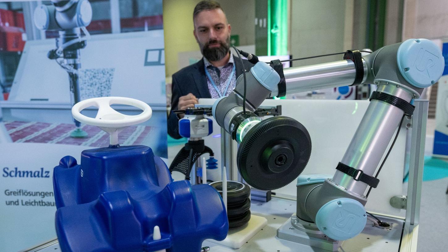 Björn Ulrichsohn präsentiert am Stand der Firma Schmalz auf dem Robotics Festival in Leipzig Greifroboter. Björn Ulrichsohn präsentiert am Stand der Firma Schmalz auf dem Robotics Festival in Leipzig Greifroboter.