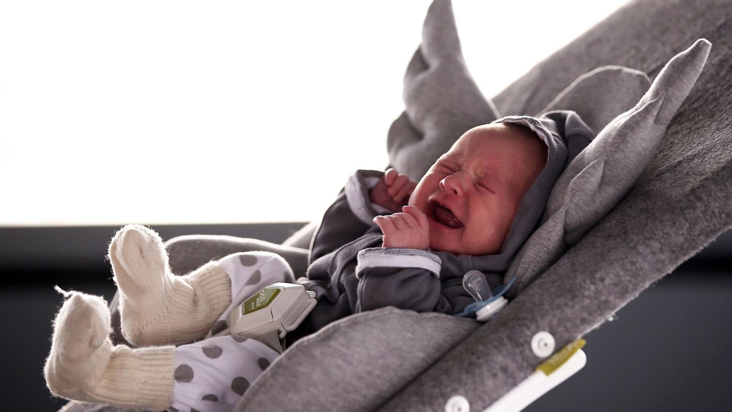 Japanische Forschende haben eine minutengenaue Anleitung zum Beruhigen weinender Babys haben ausgearbeitet.
Japanische Forschende haben eine minutengenaue Anleitung zum Beruhigen weinender Babys haben ausgearbeitet.