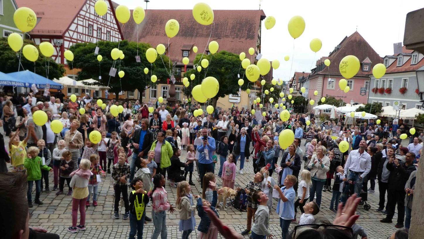 Mit Hurra wurden auf dem Neustädter Marktplatz wieder Ballons als Boten des Schulstarts auf die Reise geschickt.
