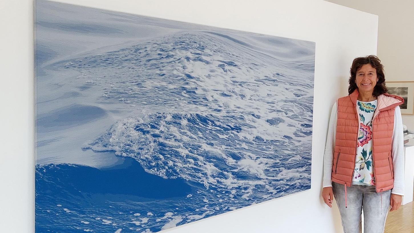 Mutet an wie ein hyperrealistisches Gemälde, ist aber vollendete Textilkunst: Sonja Weber mit ihrem Werk "Meereswogen", mit dem sie den Publikumspreis der NN-Kunstpreis-Schau gewann.