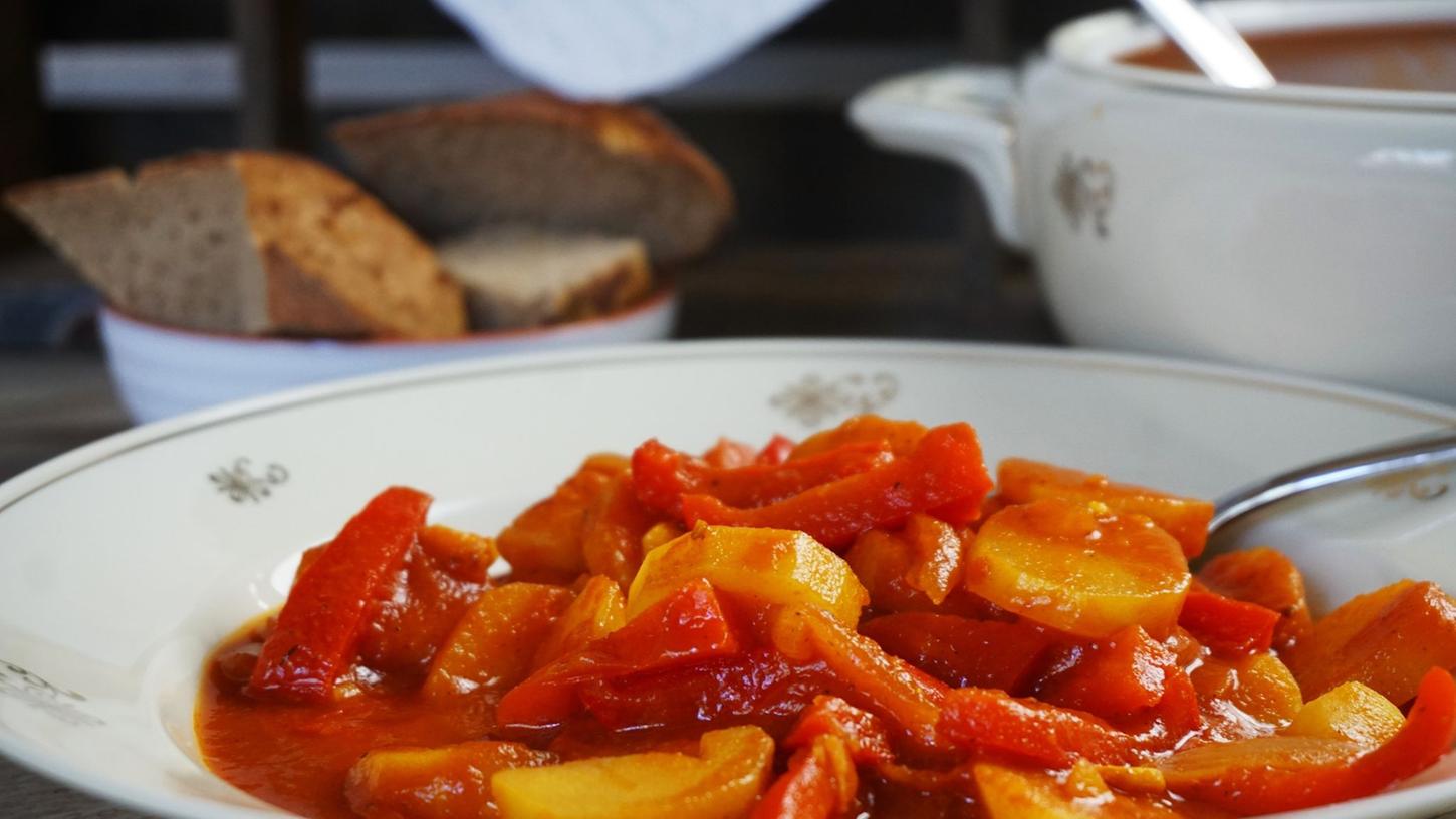 Die "Bratenzutaten" für das Gulasch bestehen aus Kartoffeln, Zwiebeln, Knoblauch, Paprika, Tomatensaft und scharfen Gewürzen.