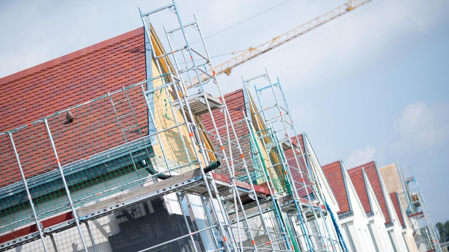 Ob Immobilienbau, -kauf oder Modernisierung: Ein Bausparvertrag kann sich unter Umständen für verschiedene Vorhaben lohnen. Ob Immobilienbau, -kauf oder Modernisierung: Ein Bausparvertrag kann sich unter Umständen für verschiedene Vorhaben lohnen.