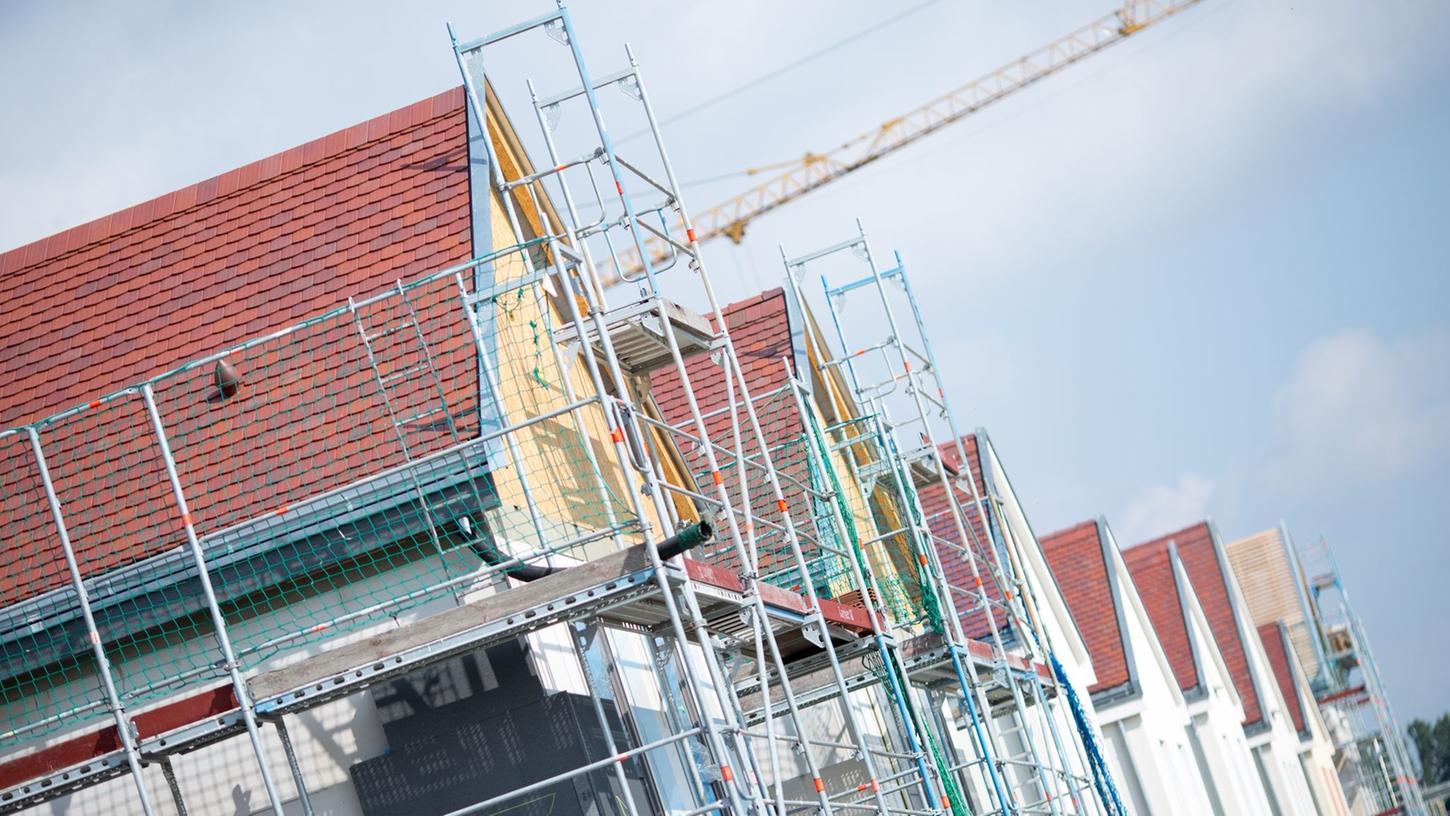 Ob Immobilienbau, -kauf oder Modernisierung: Ein Bausparvertrag kann sich unter Umständen für verschiedene Vorhaben lohnen.