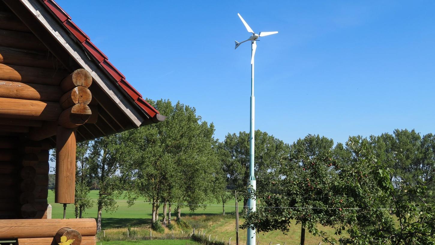Kleinwindanlage im Garten: Sie produziert Strom, der für den Betrieb von Hausgeräten genutzt wird. Im Winter kann man damit auch die Heizung unterstützen. Kleinwindanlage im Garten: Sie produziert Strom, der für den Betrieb von Hausgeräten genutzt wird. Im Winter kann man damit auch die Heizung unterstützen.