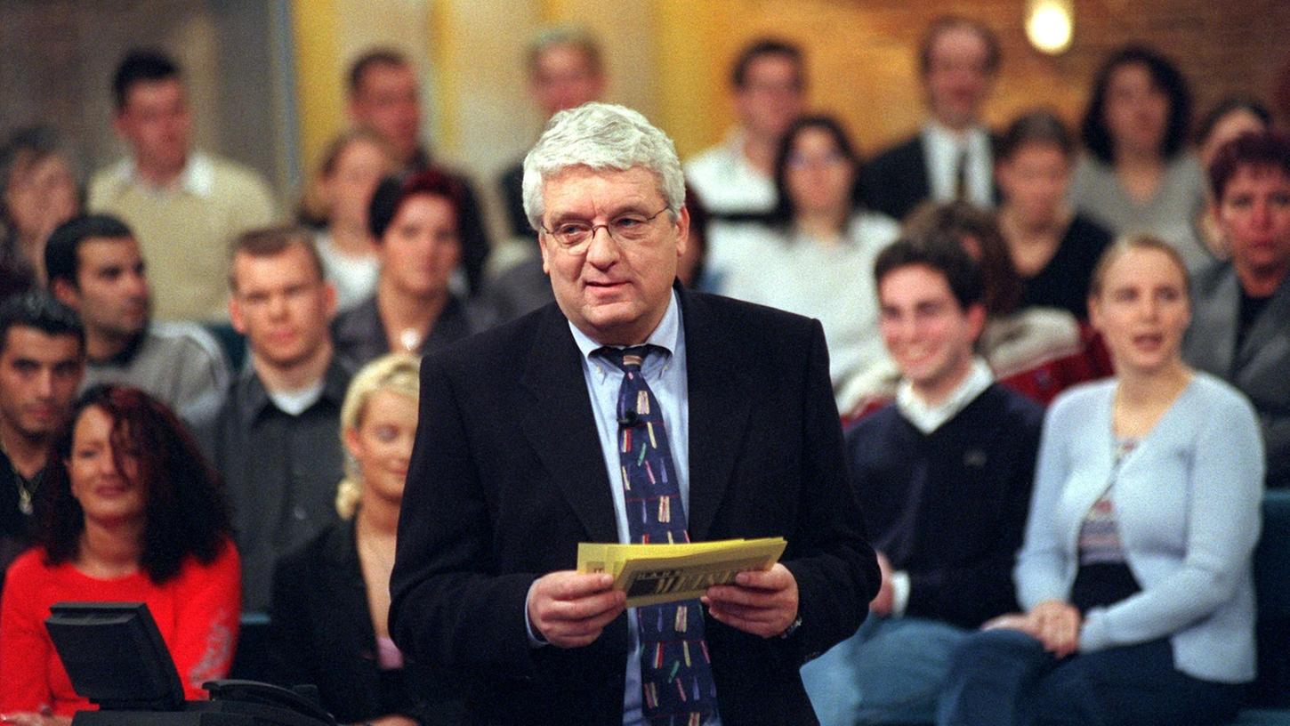 Hans Meiser im Studio: Die erste Sendung im deutschen Fernsehen, die man dem Genre Daily Talk zurechnen kann, liegt 30 Jahre zurück. Am 14. September 1992 strahlte der RTL die erste Folge von "Hans Meiser" aus.