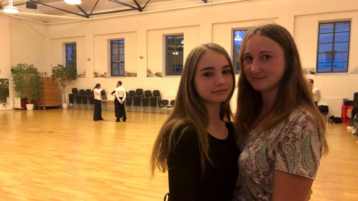 Sie sind vor dem Krieg in der Ukraine geflüchtet und haben in Franken ein neues Zuhause gefunden: Victoriia Panchenko (links) mit ihrer Mutter Maryna. Hier kurz vor dem Tanz-Training beim TSC Rot-Gold-Casino in Fürth.
Sie sind vor dem Krieg in der Ukraine geflüchtet und haben in Franken ein neues Zuhause gefunden: Victoriia Panchenko (links) mit ihrer Mutter Maryna. Hier kurz vor dem Tanz-Training beim TSC Rot-Gold-Casino in Fürth.