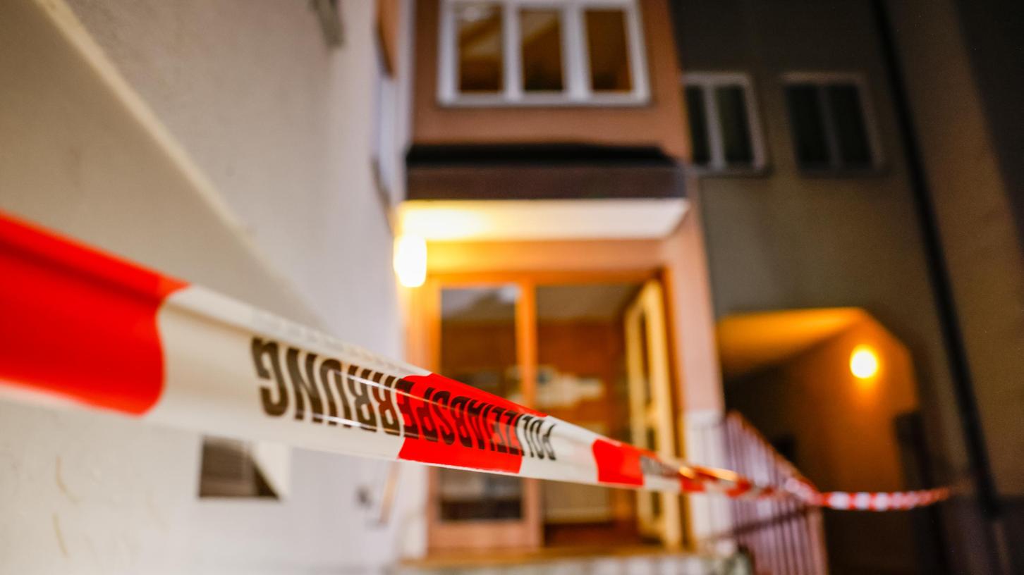 Am 4. September eskalierte ein Streit in einem Haus in der Rosenstraße. Der Ehemann selbst rief schließlich den Notruf, die Polizei fand die Frau leblos vor.
